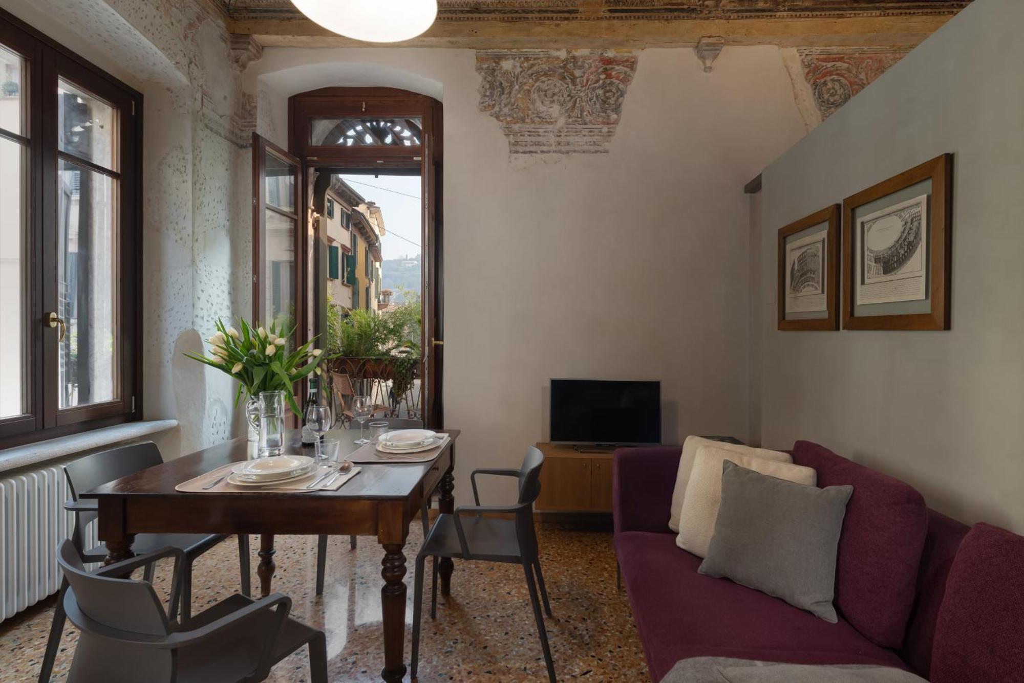 Residenza Roccamaggiore เวโรนา ภายนอก รูปภาพ