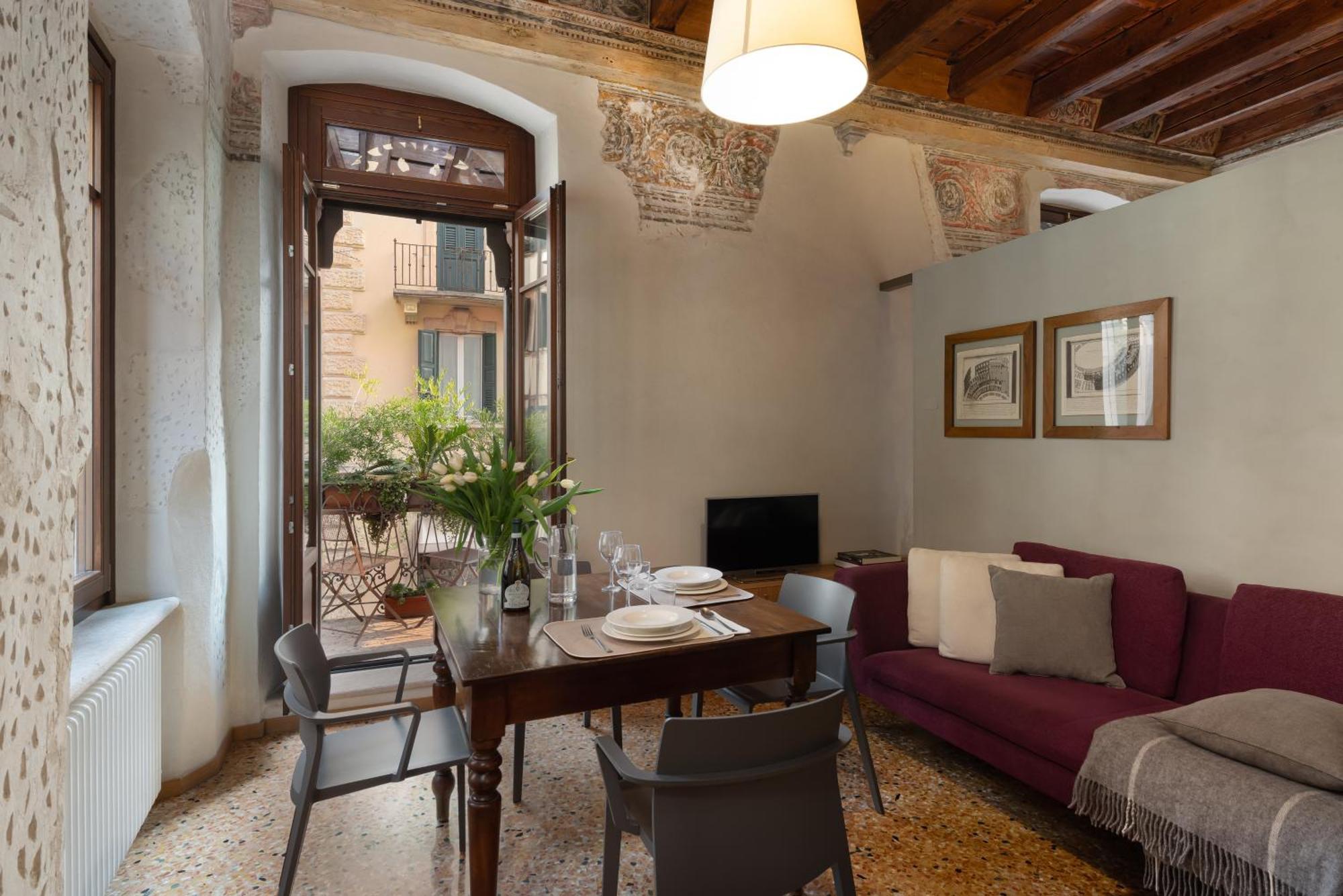 Residenza Roccamaggiore เวโรนา ภายนอก รูปภาพ