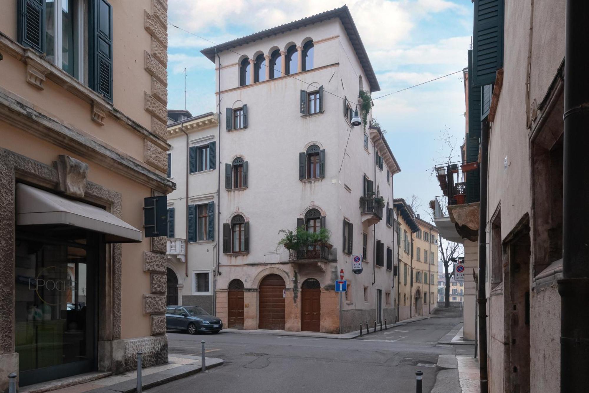 Residenza Roccamaggiore เวโรนา ภายนอก รูปภาพ