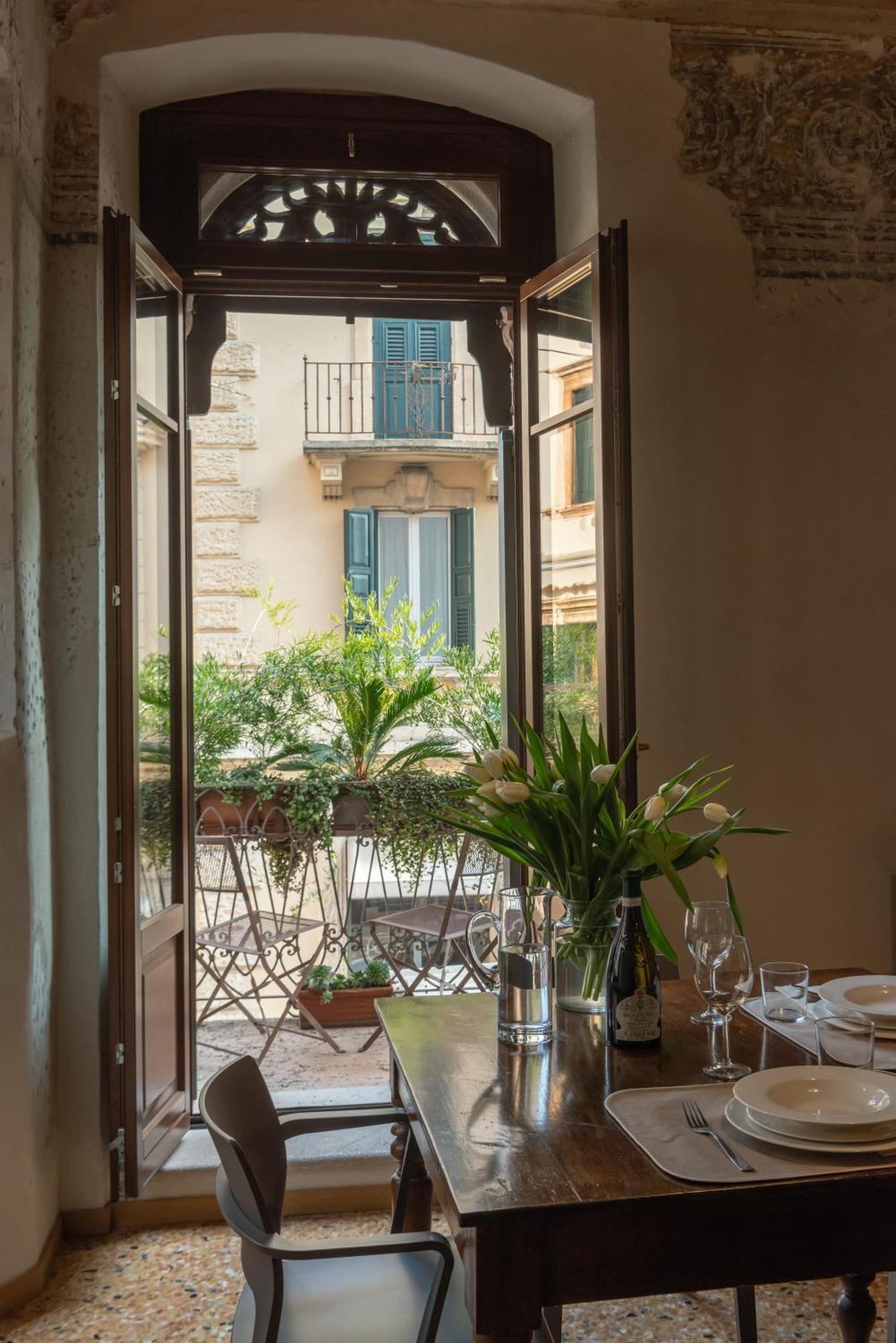 Residenza Roccamaggiore เวโรนา ภายนอก รูปภาพ