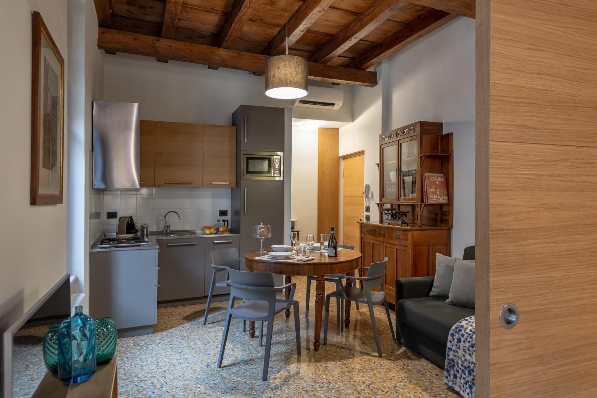 Residenza Roccamaggiore เวโรนา ภายนอก รูปภาพ